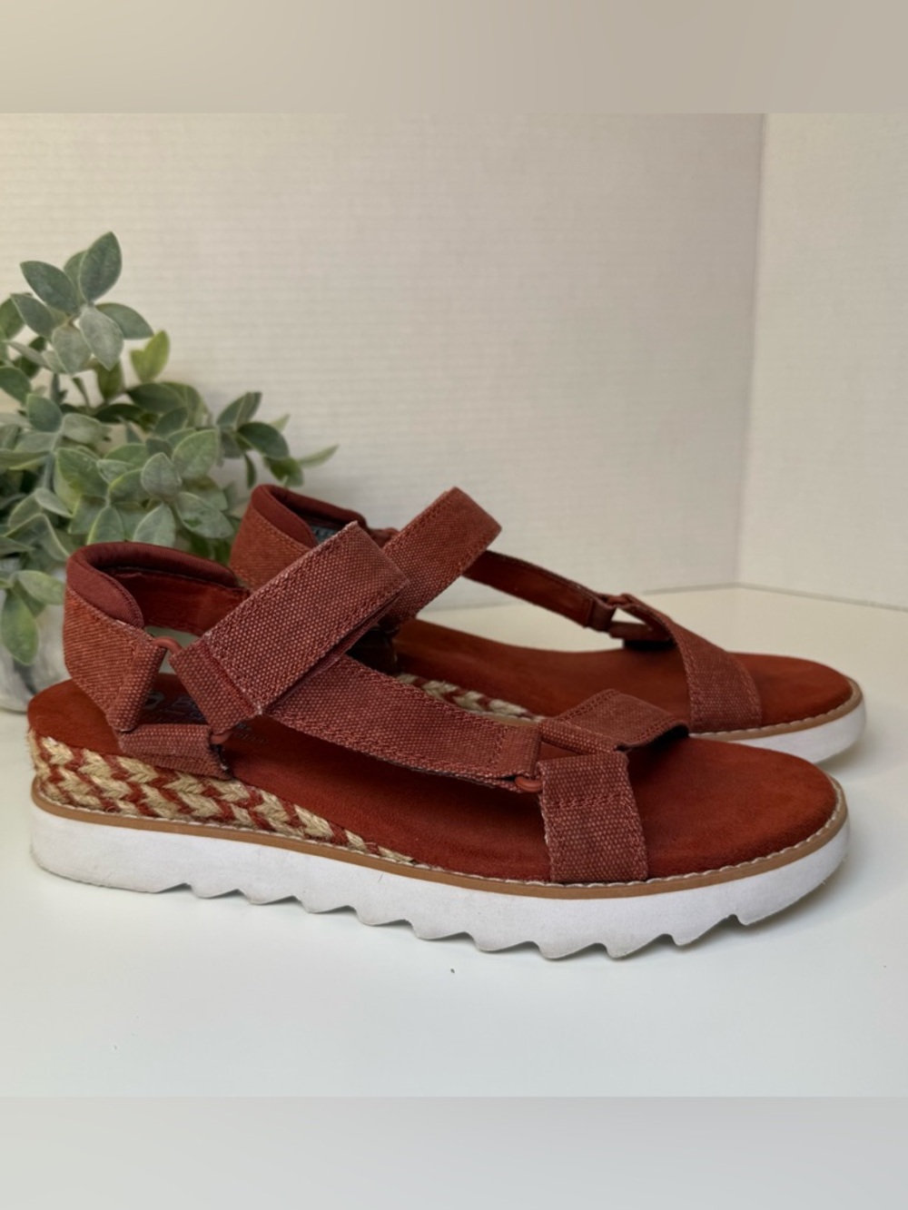 Skechers BOBS Desert Kiss Women's Wedge Sandals in Brick Red Size 9 Adjustable - Picture 2 of 16